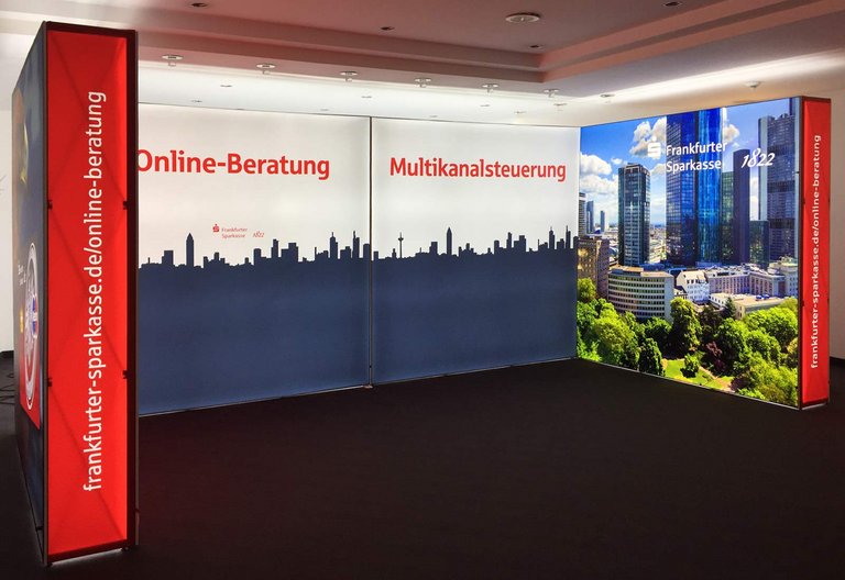 Stand de exposición LED - GRID Lightbox - Frankfurter Sparkasse Stand de exposición LED - GRID Lightbox - Frankfurter Sparkasse