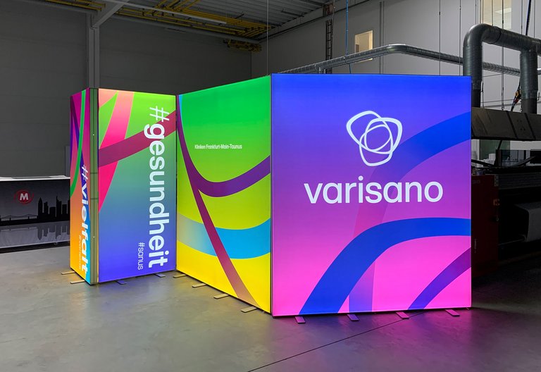 Stand de exposición LED - ALU LightUp - varisano Kliniken Stand de exposición LED - ALU LightUp - varisano Kliniken